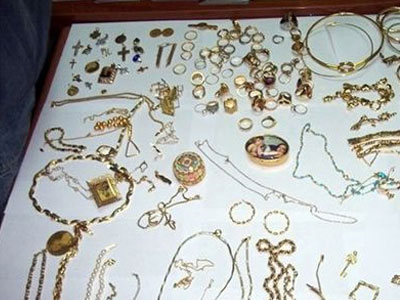 Πήραν κοσμήματα 40.000 ευρώ κάτω από τη μύτη του